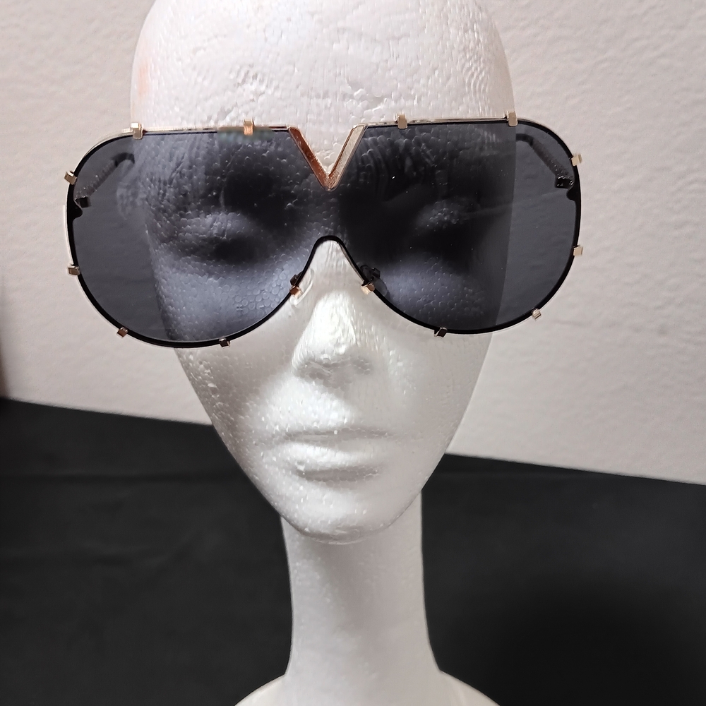 Stylish Black and Gold Women's Sunglasses
